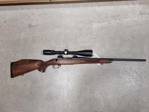 Howa model 1500 med lux skæfte kaliber 6,5 x 55 stålmontage & kikkert