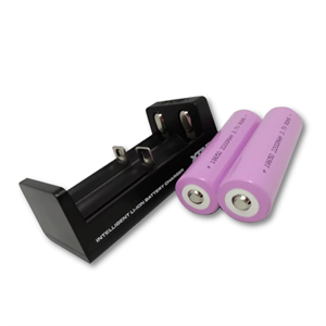 Oplader og 2 genopladelige 18650 batterier